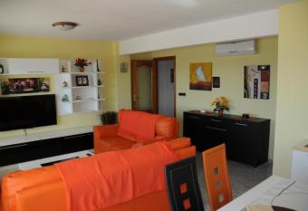ALTEA - Primera L  nea de mar allows 18 year olds to book a room