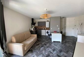 Jeremy T2 id  alement situ  Thonon centre avec terrasse et garage has Balcony rooms