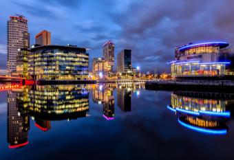 Hallsphere - Stunning Apartment Salford Quays allows 18 year olds to book a room