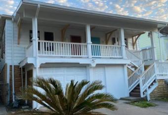 Cozy Historic Galveston House-8 min walk to beach! allows 18 year olds to book a room