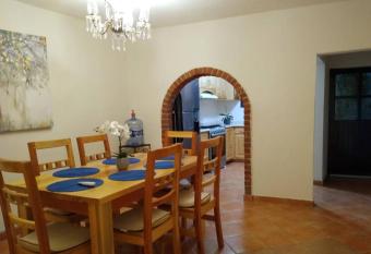 Lugar de paz y serenidad allows 18 year olds to book a room