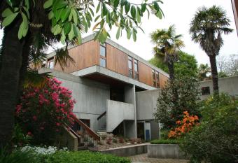 AUBERGE DE JEUNESSE DU MOULIN BLANC allows 18 year olds to book a room