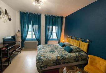 Studio cosy confortable en centre ville allows 18 year olds to book a room