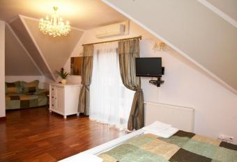 Zajazd Borowik has rooms with a private hot tub