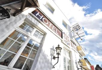 Hotel B  rgerhof allows 18 year olds to book a room