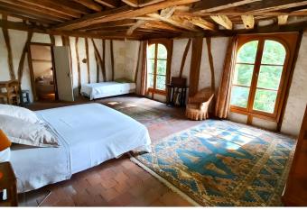 Aux Ecuries du Signe has Balcony rooms