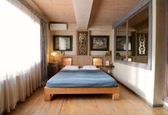 Artists Residence in Tbilisi has rooms with a private hot tub