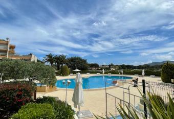 Beau studio dans r  sidence avec piscine et vue sur la ville - 5min des plages allows 18 year olds to book a room