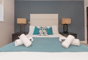 Henge House, Penthouse Apartment allows 18 year olds to book a room