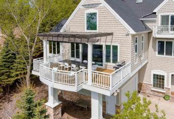 The Lookout has Balcony rooms