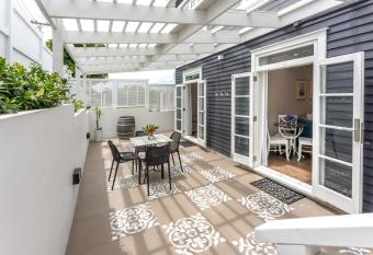 Hampton Court has Balcony rooms