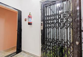 OYO Flagship 80647 Hotel Rose allows 18 year olds to book a room