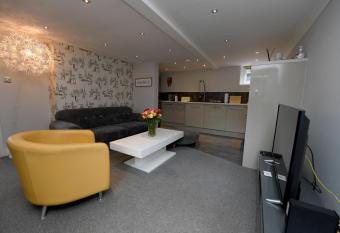Harrogate Self Catering -Garden Mews has Balcony rooms