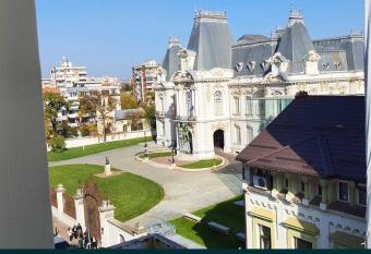 Black&White Studio Ultracentral has Balcony rooms