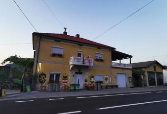 VILA ANTIK has Balcony rooms