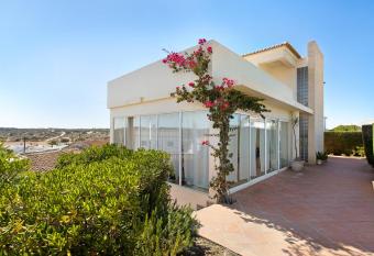 Villa Carrapateira has Balcony rooms