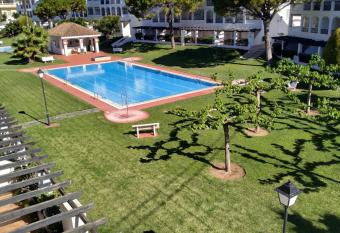 Appartamento con piscinas y terrazas has Balcony rooms