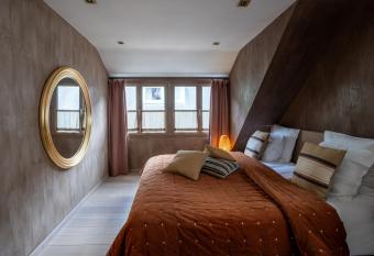 La Petite Ruelle allows 18 year olds to book a room