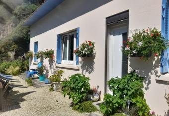 la petite maison bleue allows 18 year olds to book a room