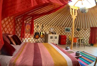 Overnachten in een luxe yurt! allows 18 year olds to book a room