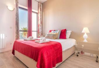 Sea View Estoril has Balcony rooms