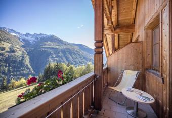 Kuglerhof Apt 2 has Balcony rooms