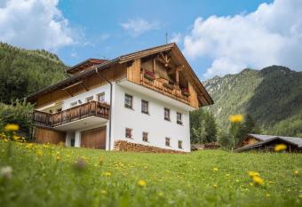 Kuglerhof Apt 1 has Balcony rooms