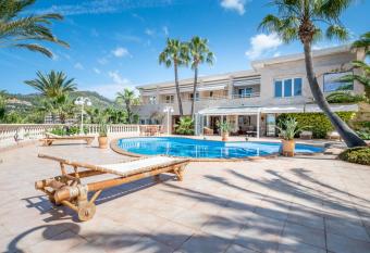 Villa Quesada has Balcony rooms