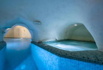 Mystagoge cave pool/jacuzzi, cellar and hammam has rooms with a private hot tub