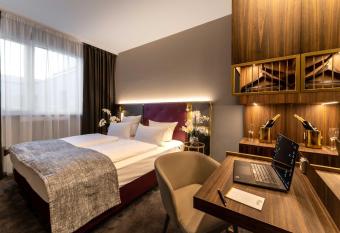 PLAZA Premium M  nchen allows 18 year olds to book a room