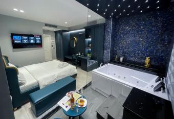 WHITE CROWN HOTEL has rooms with a private hot tub