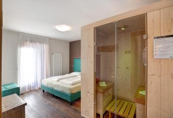 Foresto Holiday Apartments Superior allows 18 year olds to book a room