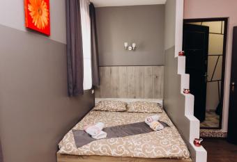                Apartments allows 18 year olds to book a room