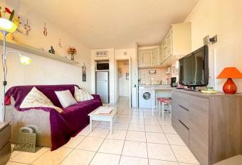 Bright apt with SWIMMING POOL and BALCONY has Balcony rooms