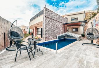 Anil s house -                                                                 Zimmer with heated swimming pool has Balcony rooms