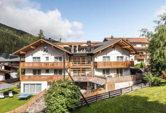 Apartment Cater Residence Bun Ste has Balcony rooms