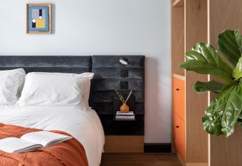 Beckett Locke has Balcony rooms