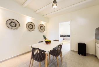 Vammos Luxury Apartments has rooms with a private hot tub