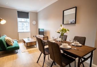 Deluxe Modern 1&2 Bed Apartments Near Brighton Beach & Station allows 18 year olds to book a room