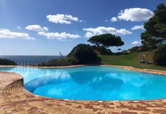 Prainha Lounge allows 18 year olds to book a room