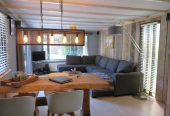 Uniek Chalet op de Veluwe, in bosrijke omgeving. allows 18 year olds to book a room