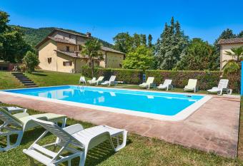 La Rosa has Balcony rooms