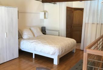 g  te de Fontjalabert en campagne tout confort Piscine Clim has rooms with a private hot tub