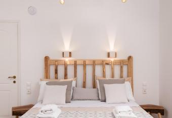 Aqua Naxos Apartments & Suites has rooms with a private hot tub