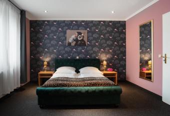 SmartHotel Flamingo Self check-in allows 18 year olds to book a room