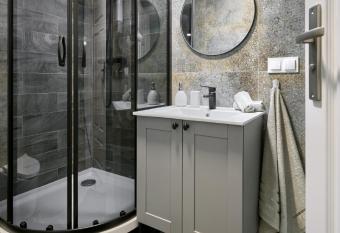 Niron Apartament Dom z Papieru Lizbona allows 18 year olds to book a room