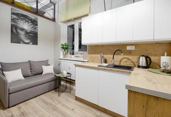 Niron Apartament Dom z Papieru Nairobi allows 18 year olds to book a room