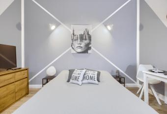 Niron Apartament Dom z Papieru Tokio allows 18 year olds to book a room