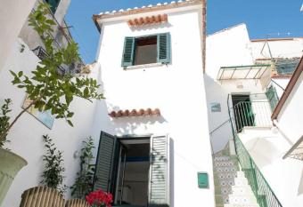 Casa Annarella has Balcony rooms