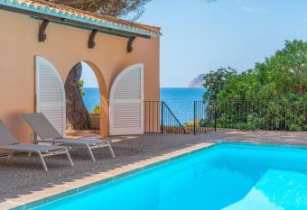 Villa Lumb has Balcony rooms